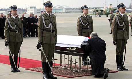 Jaroslaw-Kaczynski-kneels-002